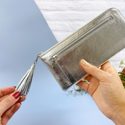 薄くて軽いL字長財布 24枚カードポケット 牛革シルバー箔 Squeeze 長