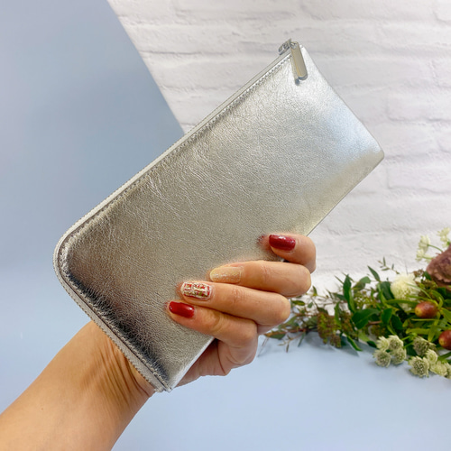 薄くて軽いL字長財布 24枚カードポケット 牛革シルバー箔 Squeeze 長