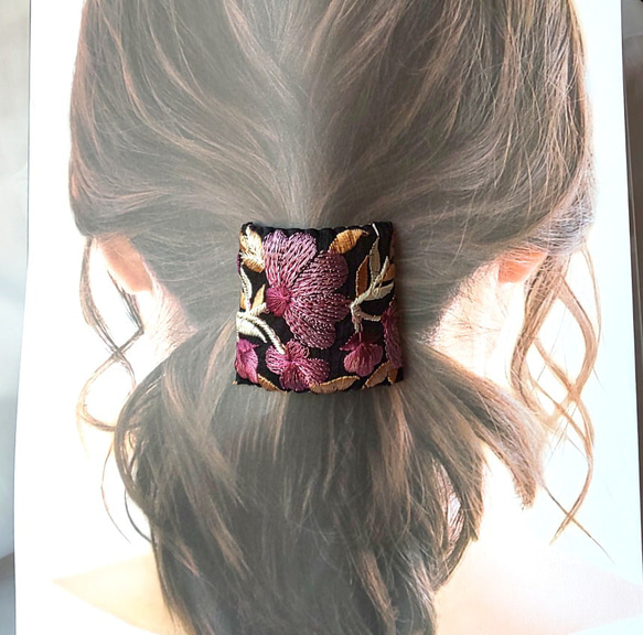 黒と紫の花模様のインド刺繍リボンのポニーフック 2枚目の画像