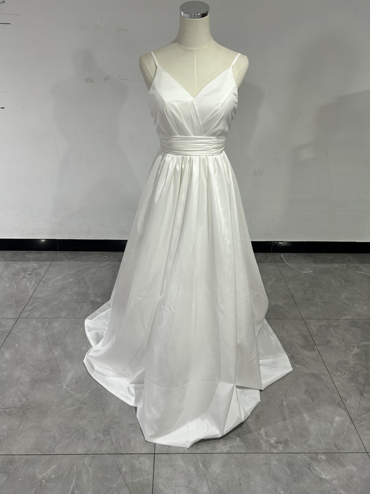 エレガント ホワイト Vネックドレス 胸元フリル キャミソール トレーン  