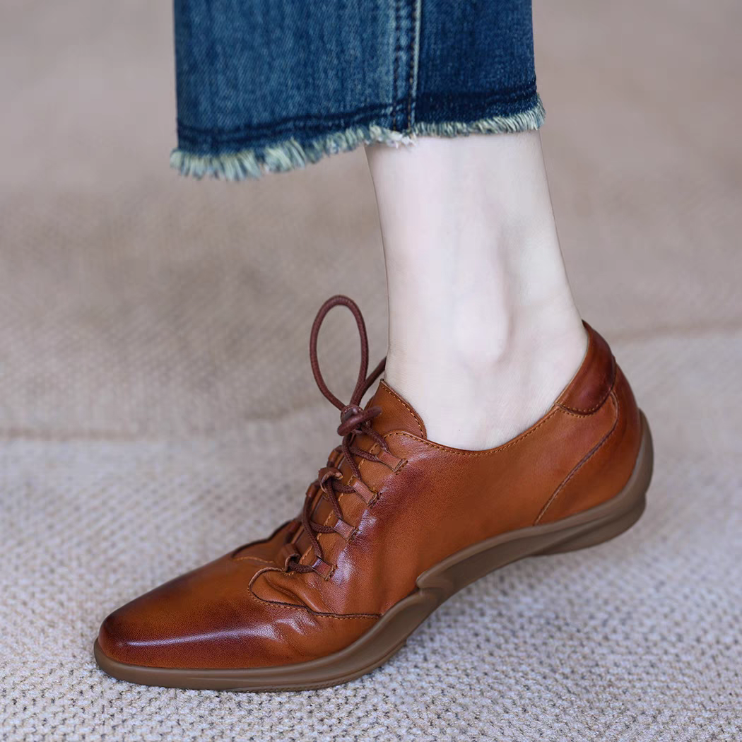 2 足にやさしい人気の超軽量シリーズ 幅広 甲高 ポインテッドトゥ スニーカー とんがりスニーカー レースアップシューズ