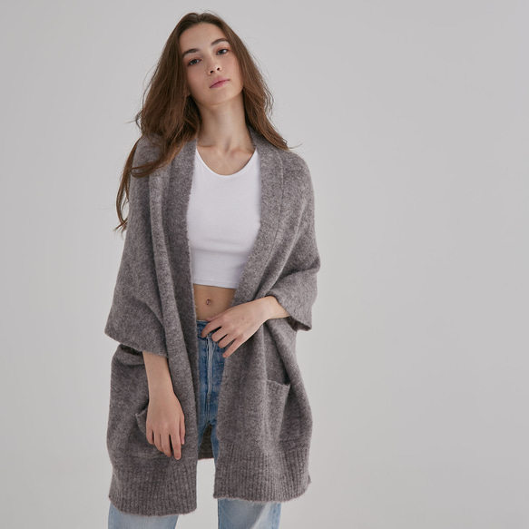 羊駝披肩式兩用外套 - 暖灰 第5張的照片