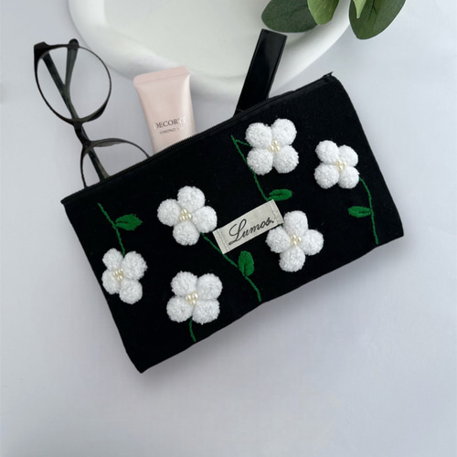 白い花のポーチ＊黒色＊花柄＊毛糸刺繍＊小物入れ＊ナプキンポーチ 
