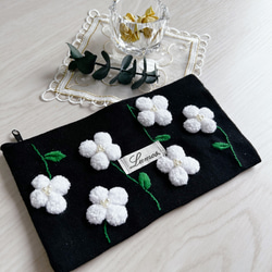 白い花のポーチ＊黒色＊花柄＊毛糸刺繍＊小物入れ＊ナプキンポーチ＊化粧ポーチ＊母子手帳入れ＊帆布生地 1枚目の画像