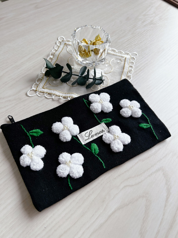 白い花のポーチ＊黒色＊花柄＊毛糸刺繍＊小物入れ＊ナプキンポーチ＊化粧ポーチ＊母子手帳入れ＊帆布生地 1枚目の画像