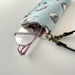 バッグにかけられるメガネケース ストラップ付き/可愛いハリネズミ 5枚目の画像