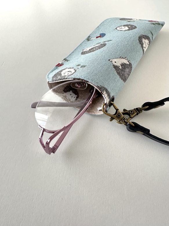 バッグにかけられるメガネケース ストラップ付き/可愛いハリネズミ 5枚目の画像