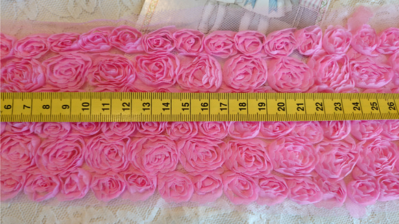 人気商品！『ふわふわナイロンシフォンで出来た薔薇　華やかバラテープ　90㎜巾　明るめピンクカラー』～42㎝でカット済み～ 2枚目の画像