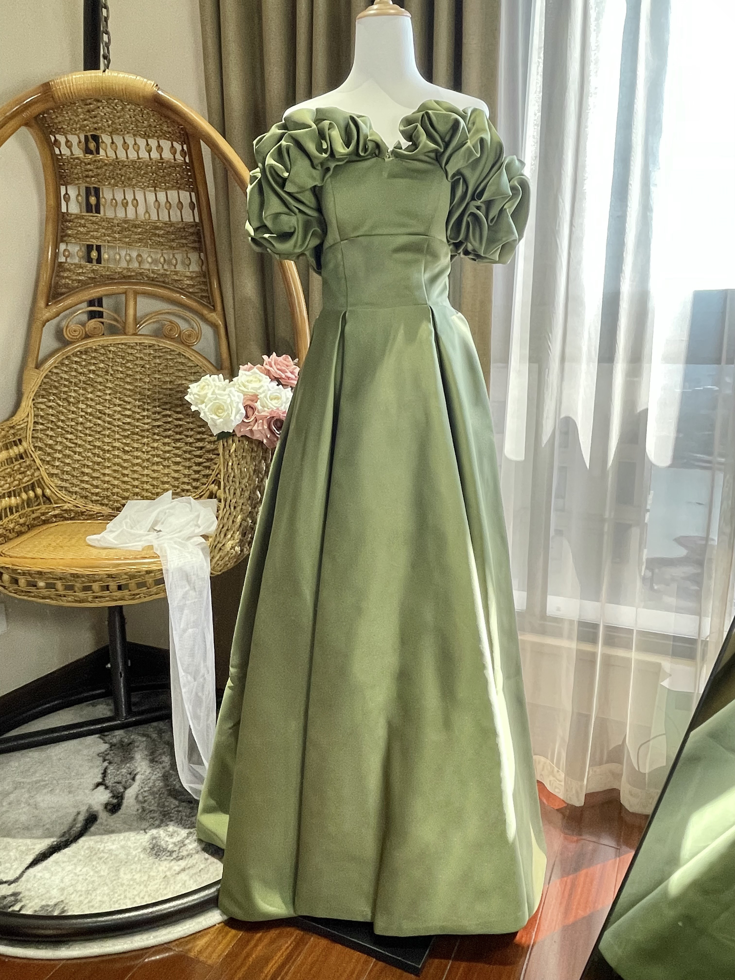 憧れのドレス　高級サテン　オフショルダー　二の腕カバー　グリーン　サイズオーダー可能　床付く　グリーン　ウェディングドレ
