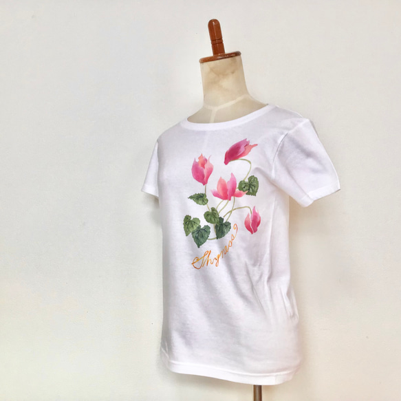 【受注生産】型染Tシャツ　11月誕生花シクラメン 1枚目の画像