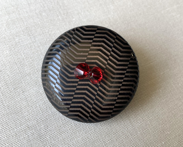ギザギザ模様のボタンと赤いビーズのブローチ 1枚目の画像