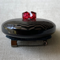ギザギザ模様のボタンと赤いビーズのブローチ 2枚目の画像