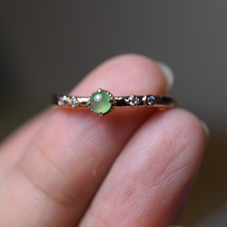 SR3-129 ミニ 氷種 明るく浅い若緑色 ミャンマー産 天然 本翡翠 リング 指輪 シンプル フリーサイズ 金属アレ 5枚目の画像
