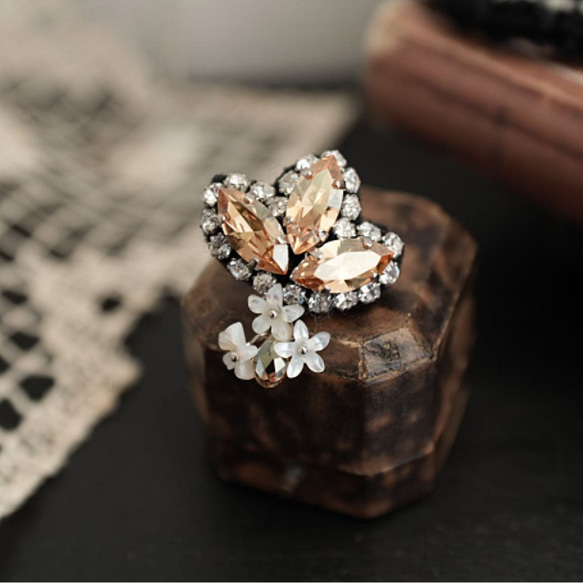 綺麗なお姉さんブローチ