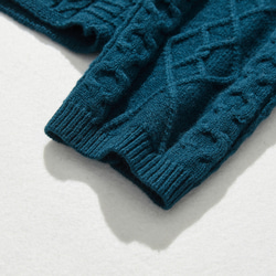 羊毛開襟衫 100% 羊毛 231219-1，其針織布料營造出特殊的外觀。 第6張的照片