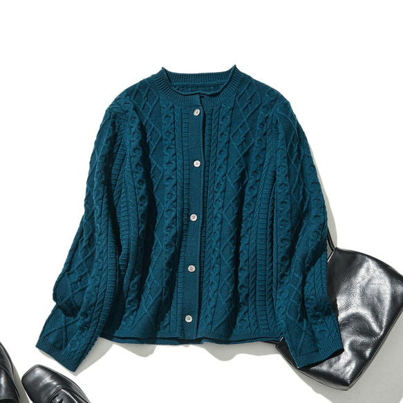 羊毛開襟衫 100% 羊毛 231219-1，其針織布料營造出特殊的外觀。 第1張的照片