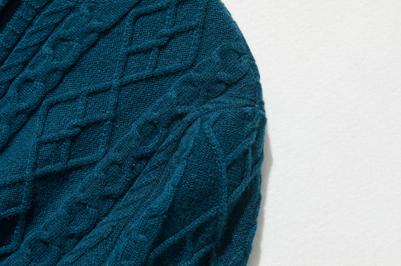 羊毛開襟衫 100% 羊毛 231219-1，其針織布料營造出特殊的外觀。 第3張的照片