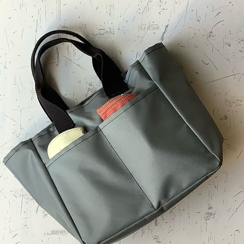 防水ナイロン とにかく軽いミニトートバッグ 底面が広い 4ポケット