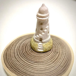 木で作った「螺旋階段のある灯台」の置物(エンジュの切り株付き) 1枚目の画像