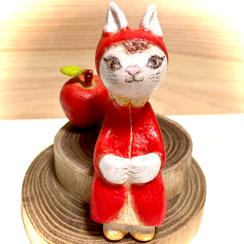 木で作った赤いフードの猫とりんごの置物(エンジュの木の切り株付き 