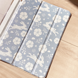 iPadケース うさぎ ウサギ 花柄 上品「うさぎのお花畑」ipad 水色【新作2024】 6枚目の画像