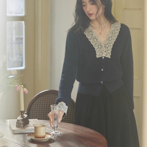 ☆新品 VIERGE メリノウール レースフリル付き Vネックカーディガン М☆ レースフリル Vネックのウール混プルオーバー【秋春冬】オフホワイト