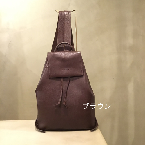 小さくてかわいい！牛革フラップ巾着リュック。／レスデザインalto