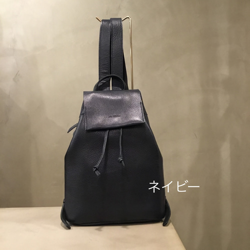 小さくてかわいい！牛革フラップ巾着リュック。／レスデザイン