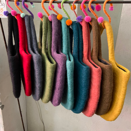 羊毛フェルト　トートバッグ　ハンドメイド 羊毛フェルトバッグ/つる草と鳥 | iichi 日々の暮らしを心地よく