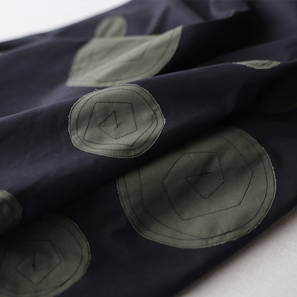 ＊ラスト１春ウララ１１２ｃｍぐるぐる刺繍パッチワーク　ワンピース　ジャンパースカート　ベビーキャンバスコットン黒B06B 3枚目の画像