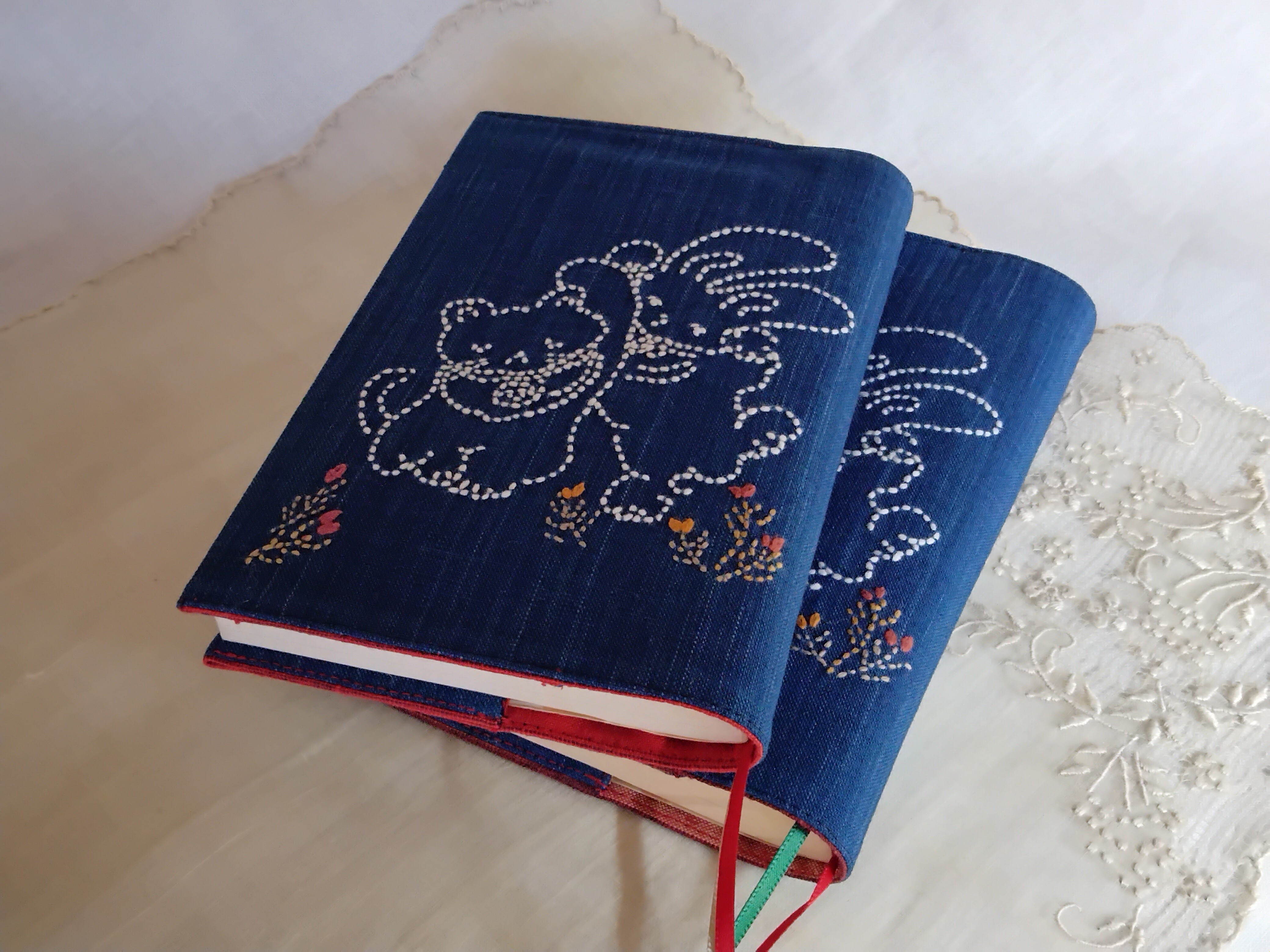 ブックカバー（文庫)　　刺し子　正藍染の木綿浅葱　招福兎と猫