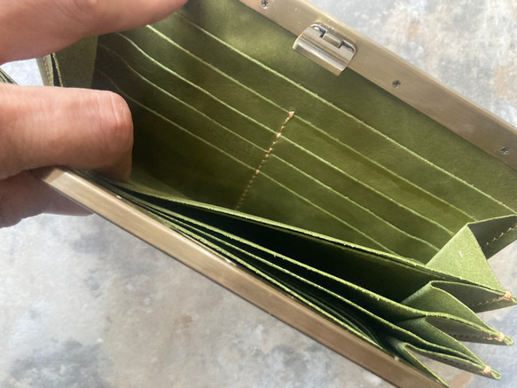 【数日内に発送可能】カード16枚収納大容量長財布「avanico」ルガトショルダー（フォレストグリーン×リーフグリーン） 5枚目の画像