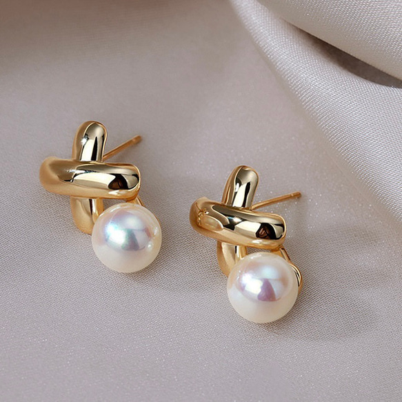 輕奢淡水珍珠s925銀針交叉耳環/ 新年拜年時尚耳飾單品 第1張的照片