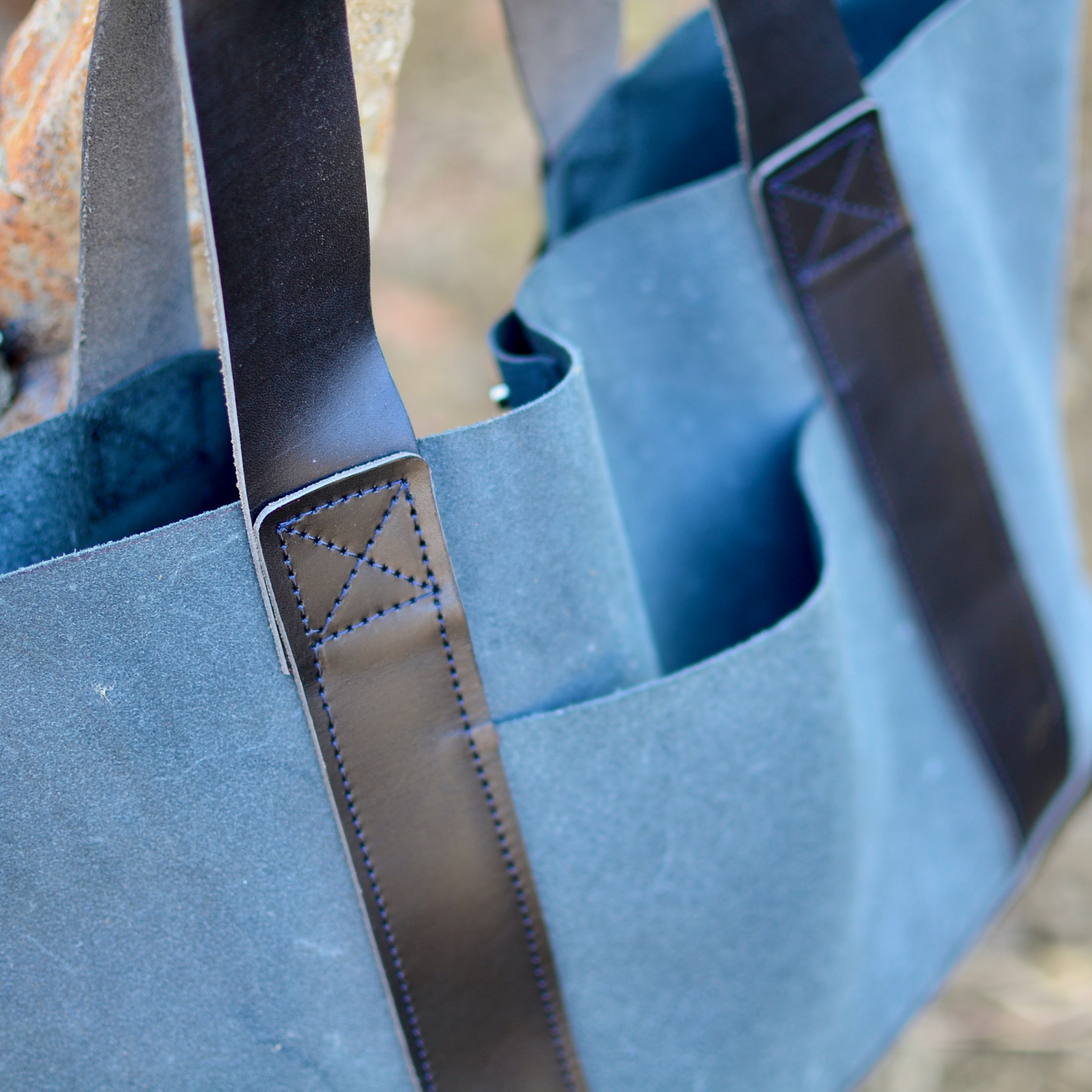 大型レザートートバッグ - A4も余裕で収納 キャンバストート風のシックブラックスタイルのハンドメイドアート