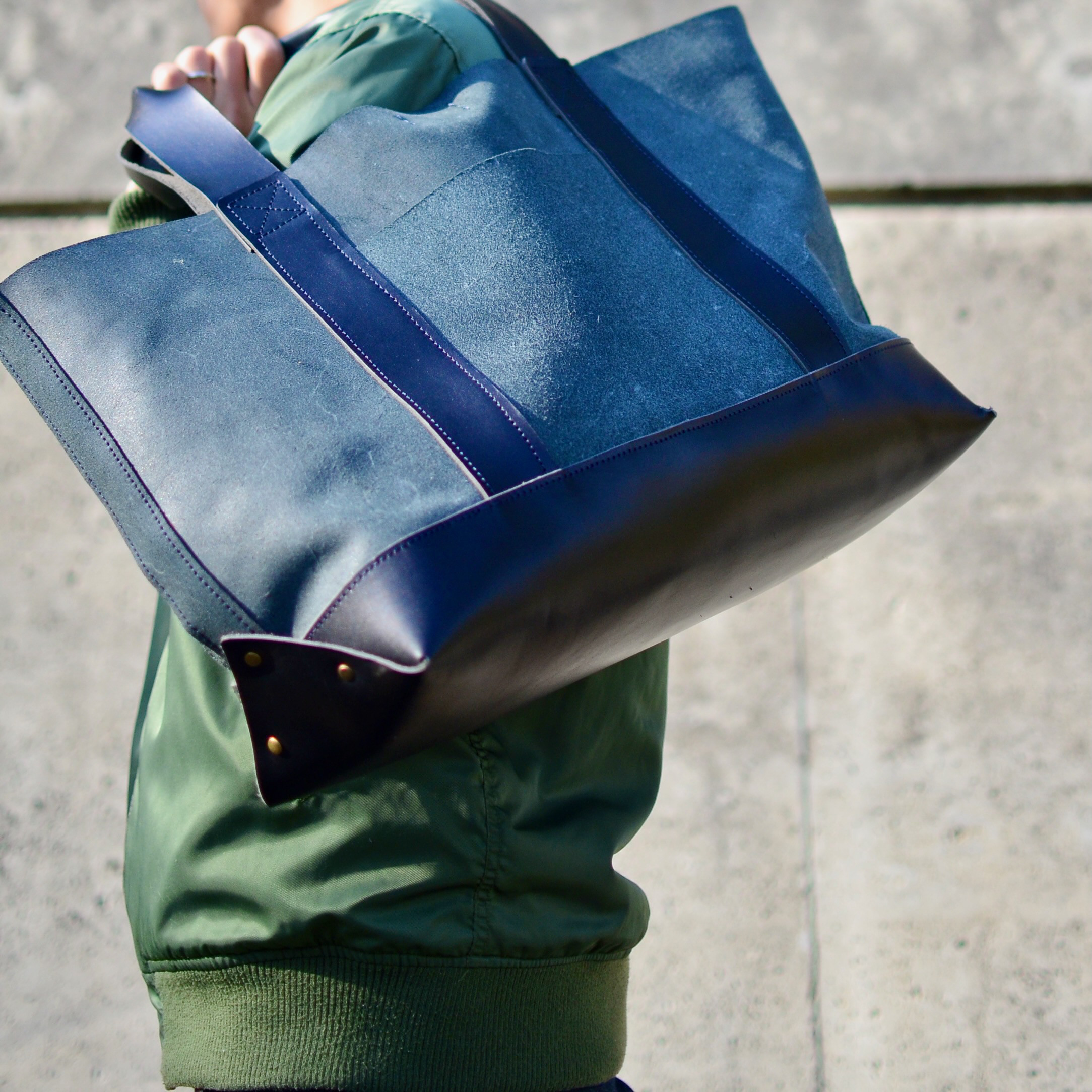 大型レザートートバッグ - A4も余裕で収納 キャンバストート風のシックブラックスタイルのハンドメイドアート