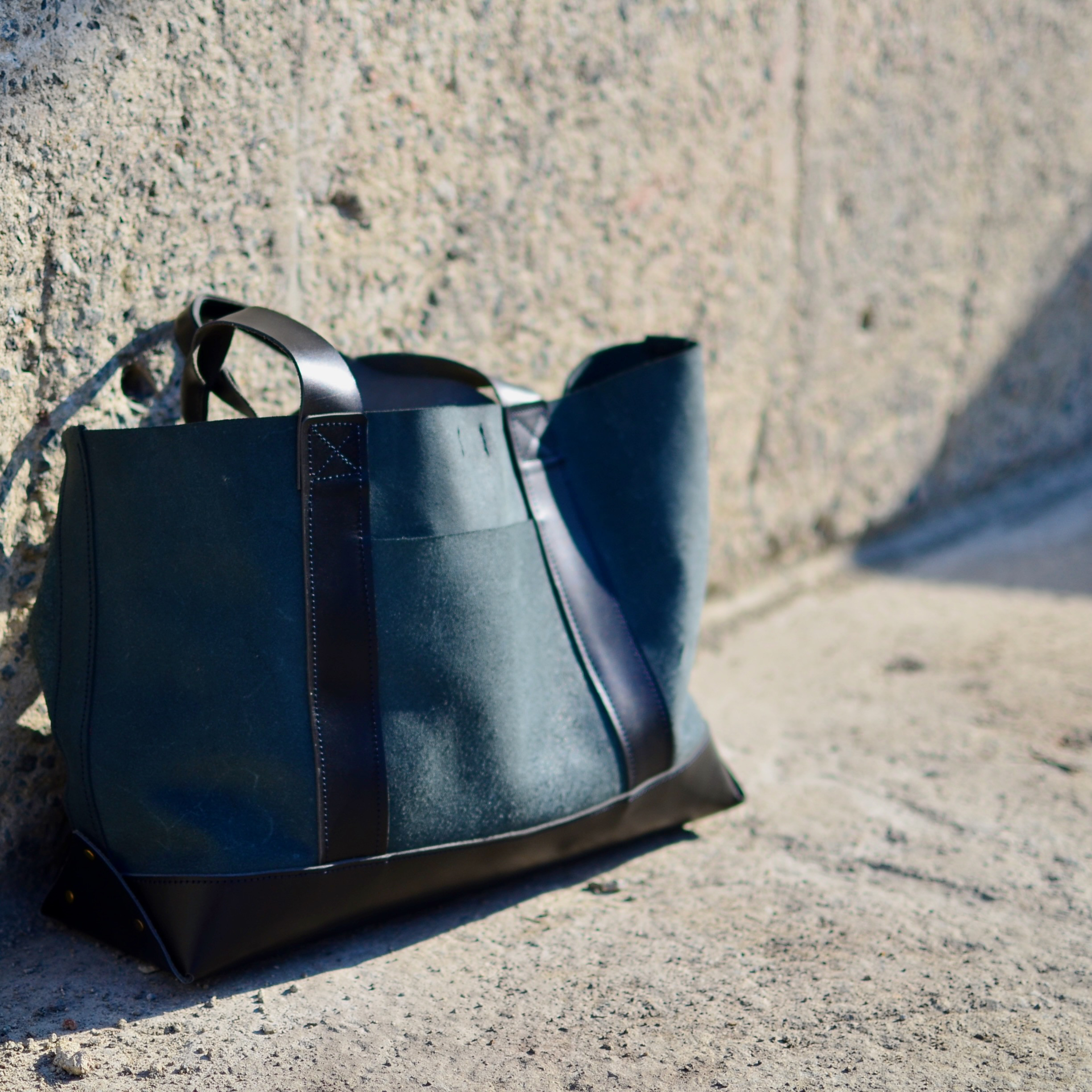 大型レザートートバッグ - A4も余裕で収納 キャンバストート風のシックブラックスタイルのハンドメイドアート