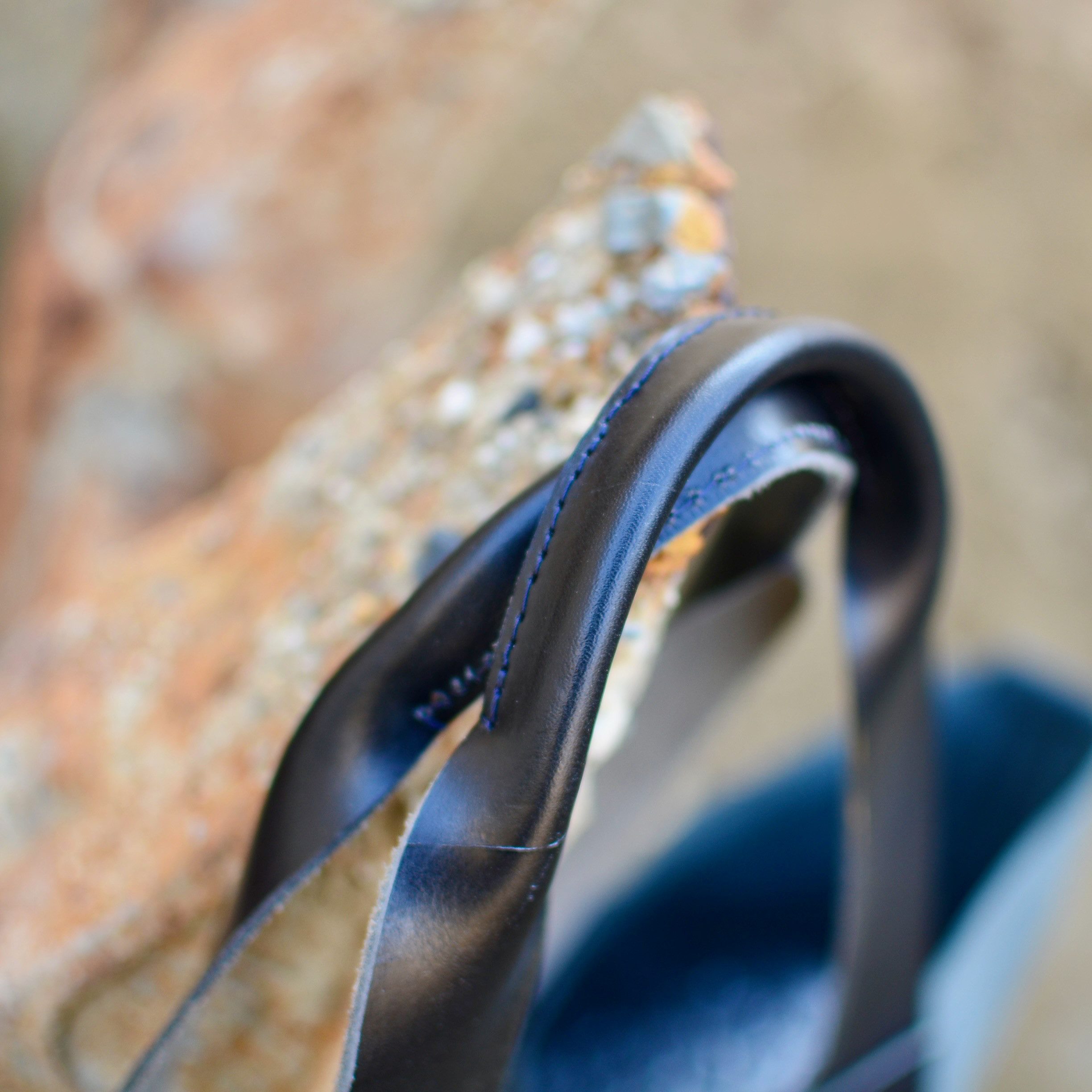 大型レザートートバッグ - A4も余裕で収納 キャンバストート風のシックブラックスタイルのハンドメイドアート