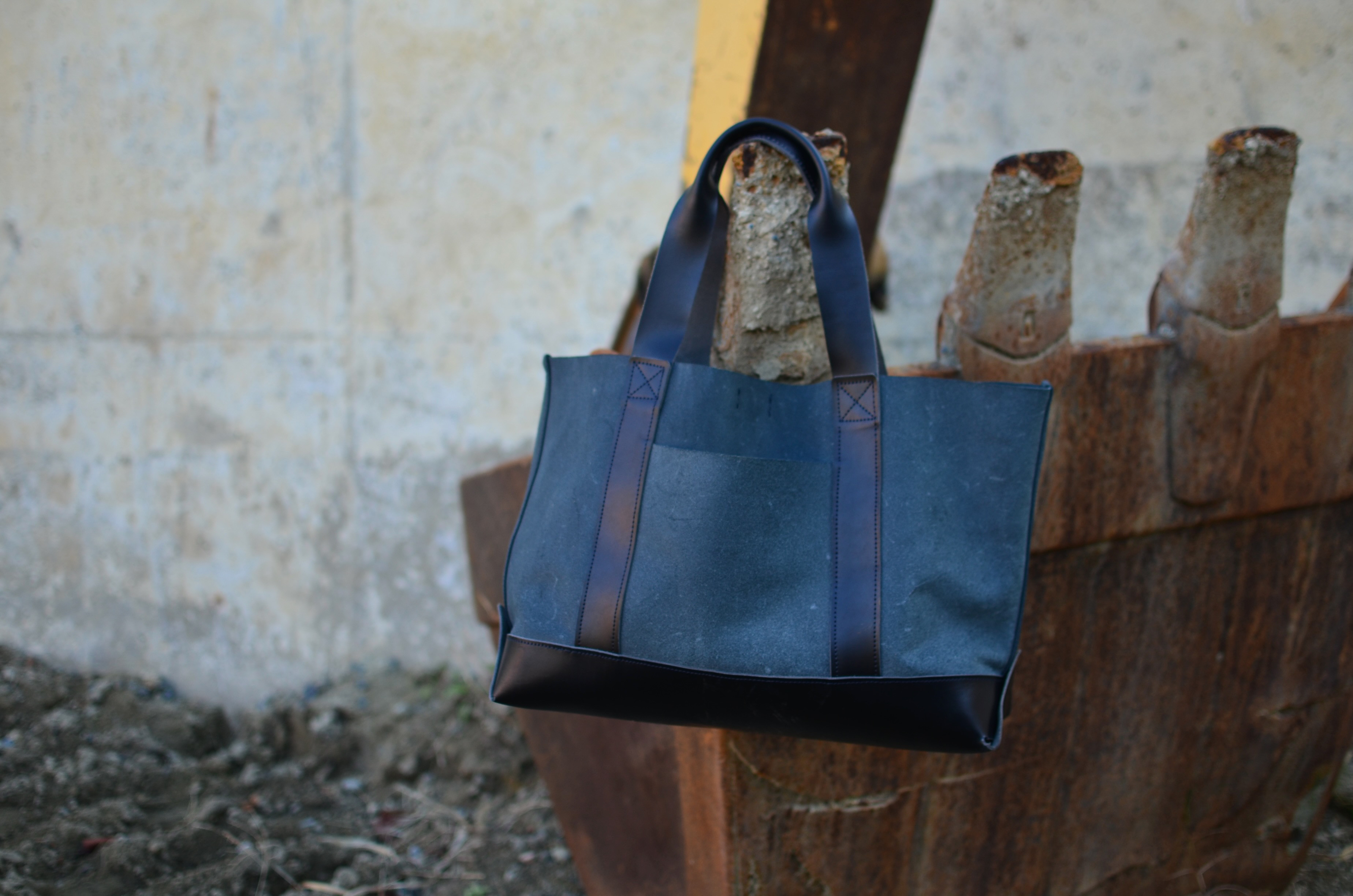 大型レザートートバッグ - A4も余裕で収納 キャンバストート風のシックブラックスタイルのハンドメイドアート