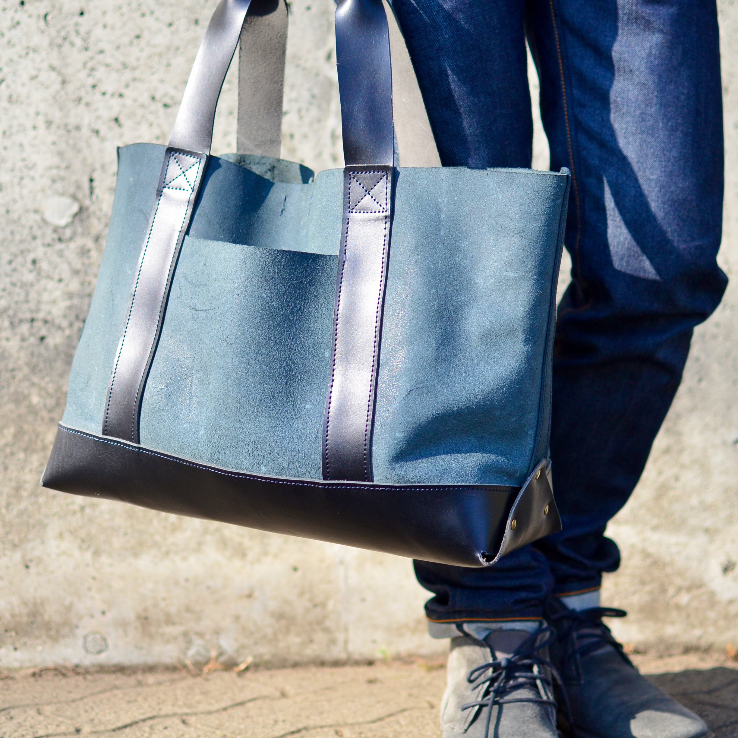 大型レザートートバッグ - A4も余裕で収納 キャンバストート風のシックブラックスタイルのハンドメイドアート