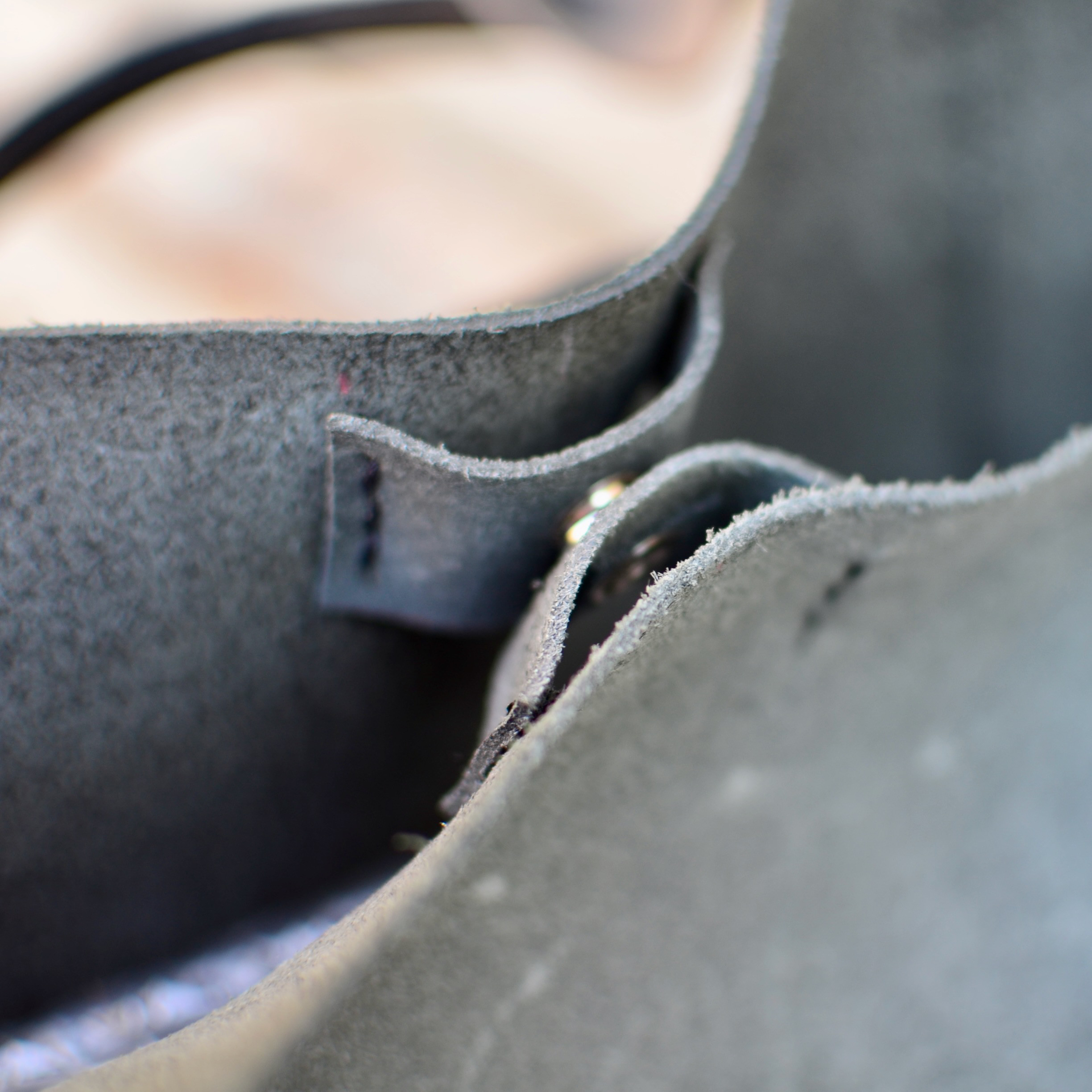 大型レザートートバッグ - A4も余裕で収納 キャンバストート風のシックブラックスタイルのハンドメイドアート