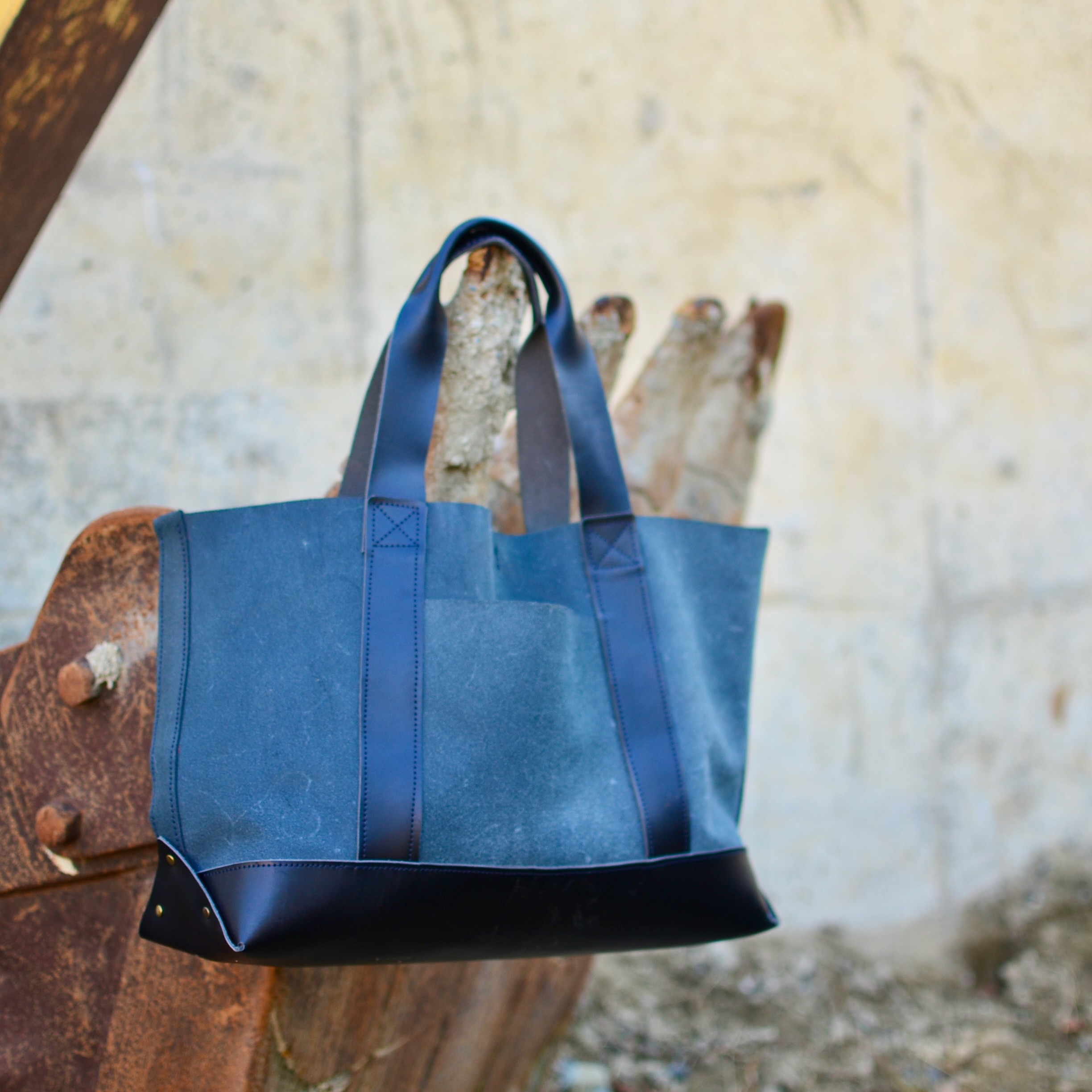 大型レザートートバッグ - A4も余裕で収納 キャンバストート風のシックブラックスタイルのハンドメイドアート