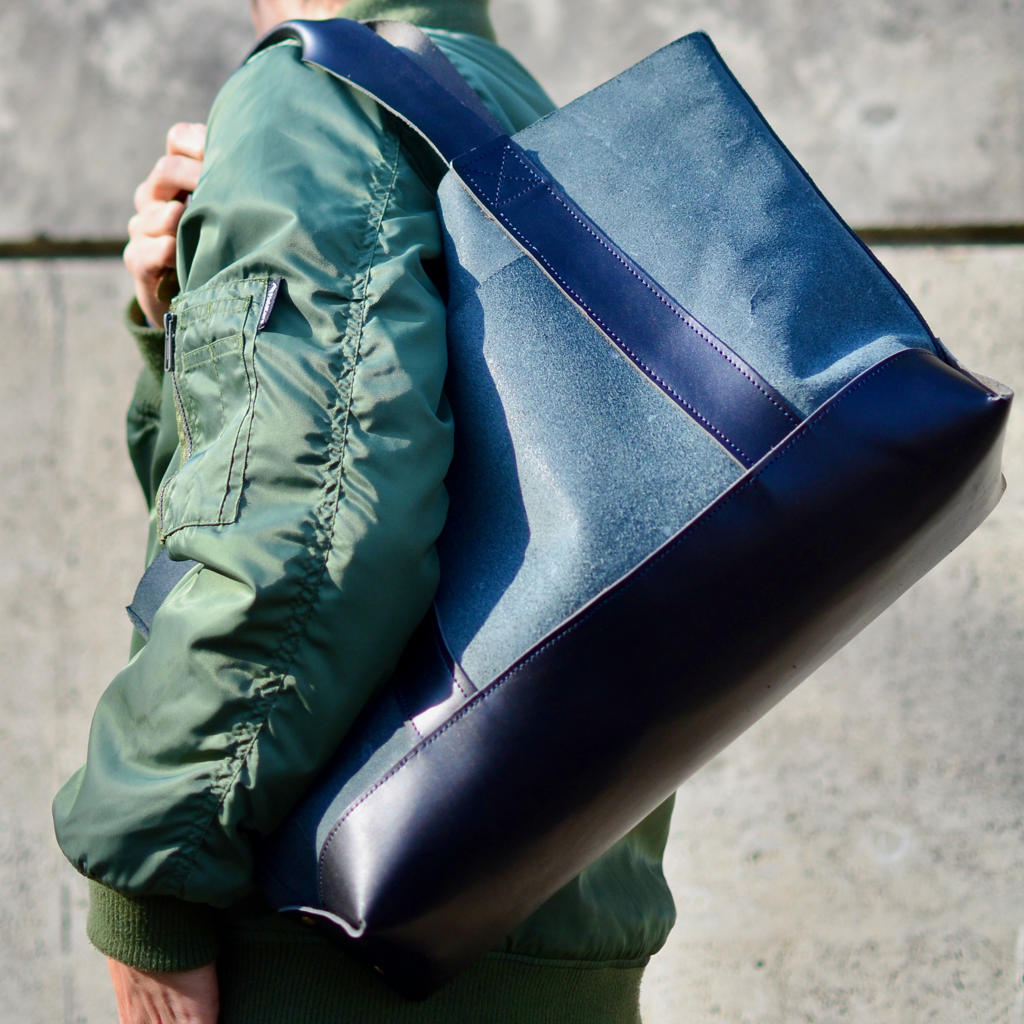 大型レザートートバッグ - A4も余裕で収納 キャンバストート風のシックブラックスタイルのハンドメイドアート