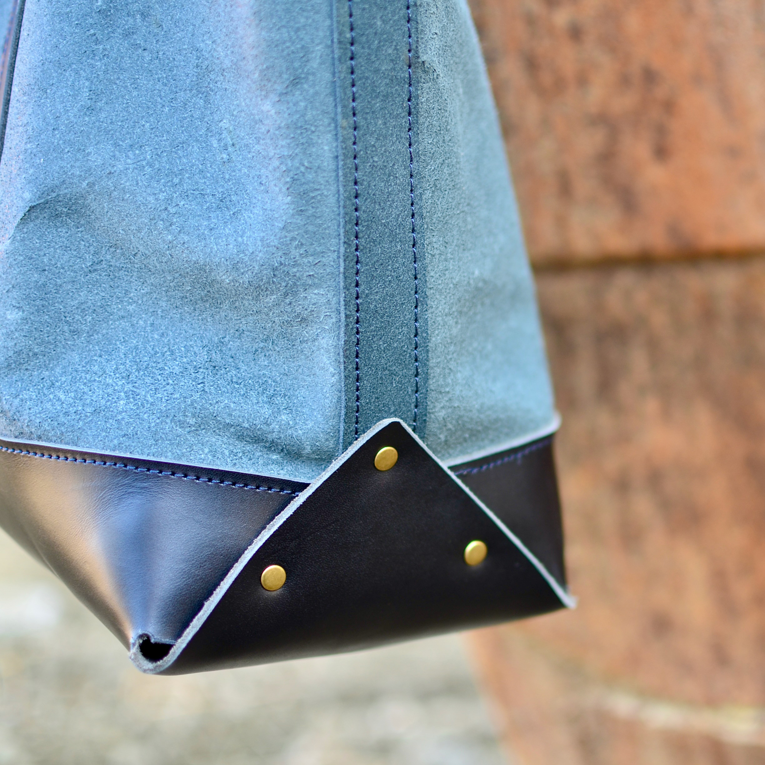 大型レザートートバッグ - A4も余裕で収納 キャンバストート風のシックブラックスタイルのハンドメイドアート