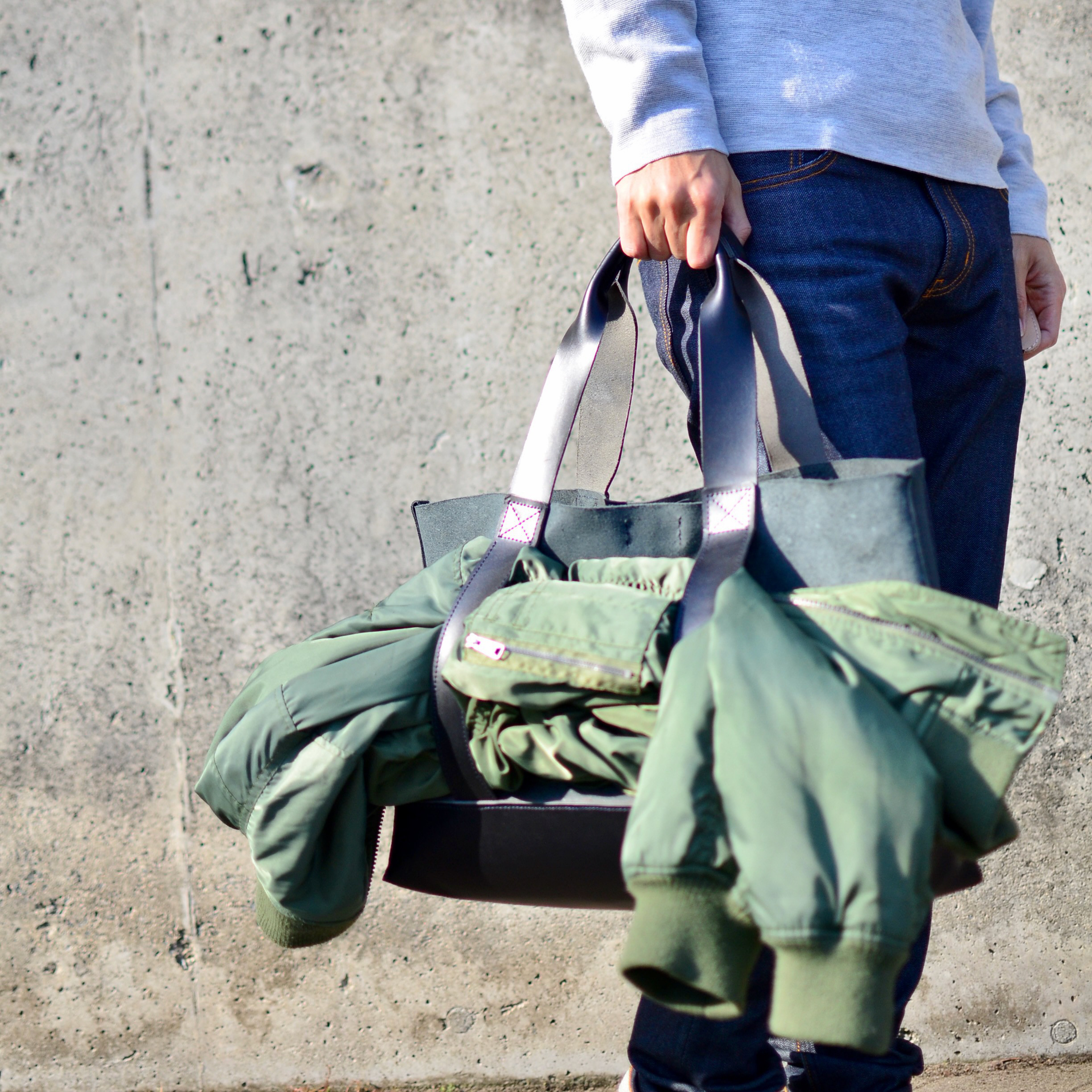 大型レザートートバッグ - A4も余裕で収納 キャンバストート風のシックブラックスタイルのハンドメイドアート