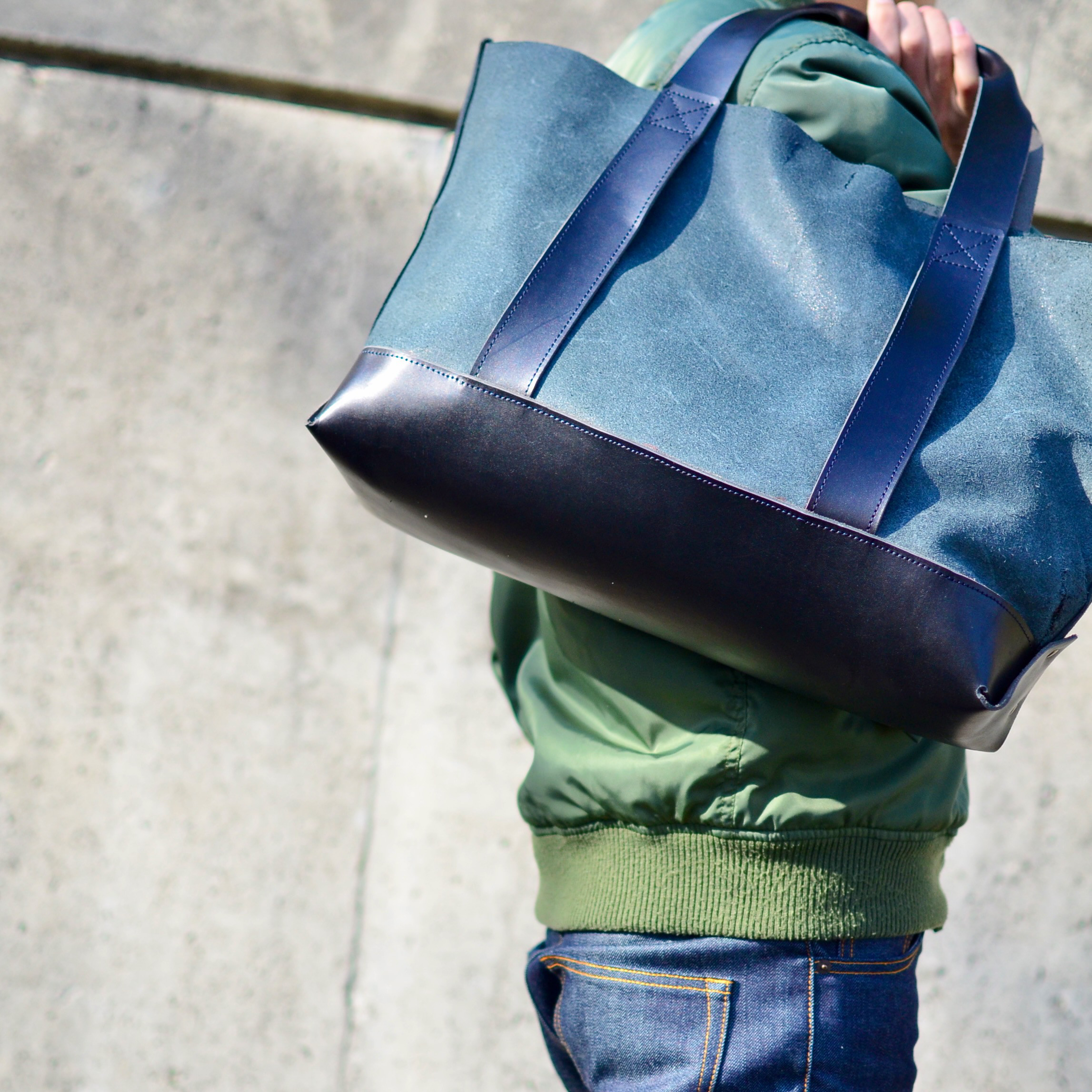 大型レザートートバッグ - A4も余裕で収納 キャンバストート風のシックブラックスタイルのハンドメイドアート