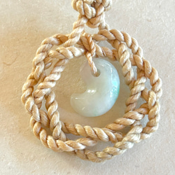 神話の石】フェアリースキンサファイア特大勾玉 精麻より紐ネックレス