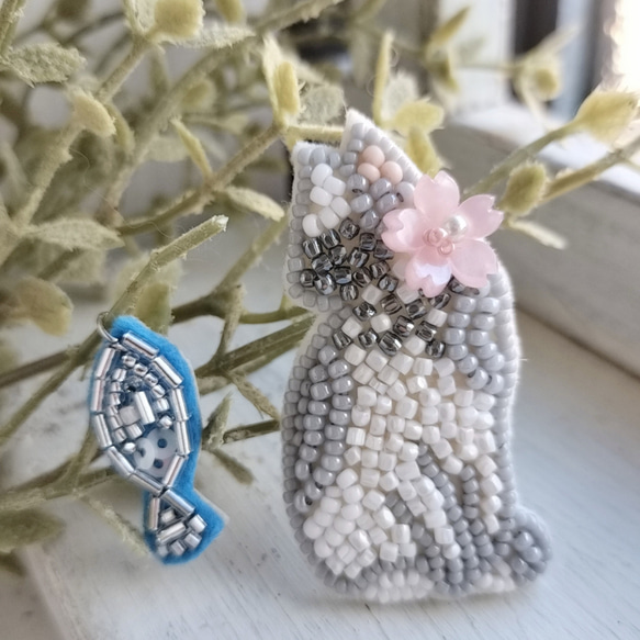 お魚くわえたそうな猫と桜*ビーズ刺繍ブローチ 2枚目の画像