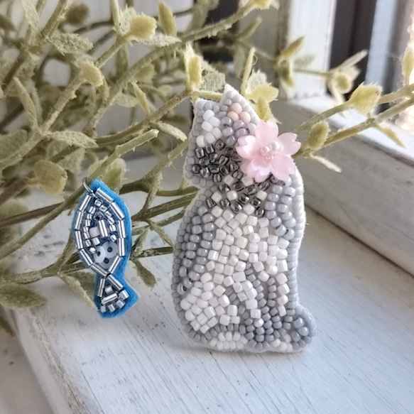 お魚くわえたそうな猫と桜*ビーズ刺繍ブローチ 5枚目の画像