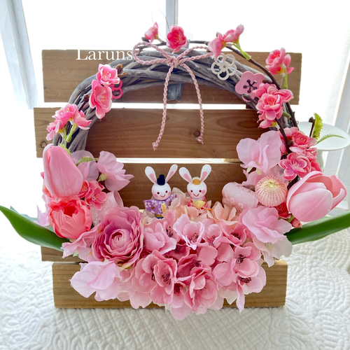 玄関にかけられるひなまつりの桃とチューリップのリース30〜31センチ
