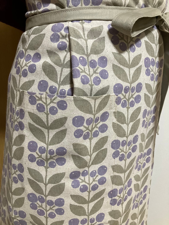 カフェエプロン　ショート（紫の木の実の柄） 3枚目の画像